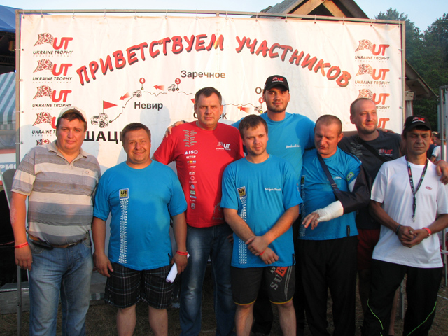 полтавская команда с организатором турнира и участником гонки Виктором Януковичем (младшим)