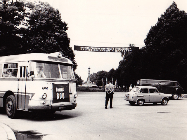 У входа в Октябрьский парк (ныне — Корпусный). 12 июля 1974 года. Фотограф Куликов