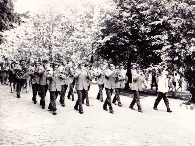 Манифестация молодежи в честь присвоения комсомолу имени Ленина и 800-летия города (и, очевидно, парад духовых оркестров — два в одном). 12 июля 1974 года. Фотограф Куликов