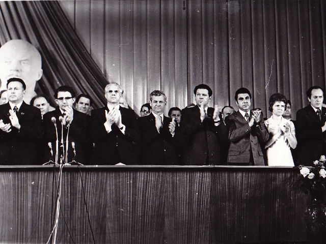 Бурные аплодисменты, переходящие в овации, стоя. Торжественное собрание 12 июля 1974 года. Фотограф Куликов