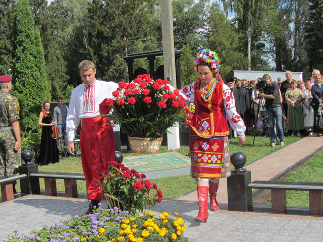 Полтавці поклали квіти на могилу Анатолія Кукоби. 