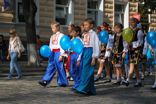 Малеча прийшла на свято Державного Прапора України