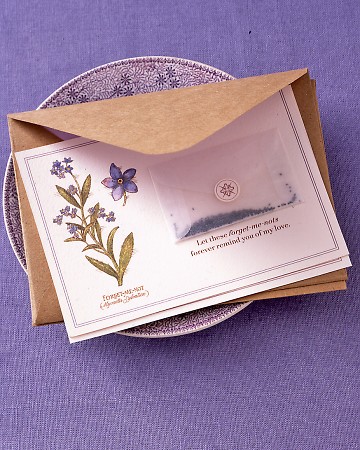 В кармашки открытки можно положить семена незабудки или маленькие конфетки
