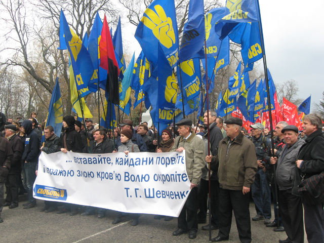 Акція «Вставай, Україно» у Полтаві почалася біля пам’ятника Тарасові Шевченку і з його віршами