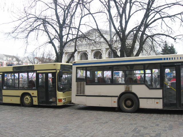 Підхід до Театральної площі перекривали автобуси та маршрутки, які мали б сьогодні перевозити пасажирів у Полтаві