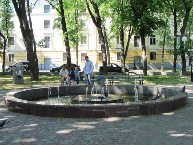 Фонтан у студентському парку біля Полтавського національного педагогічного університету імені В. Г. Короленка