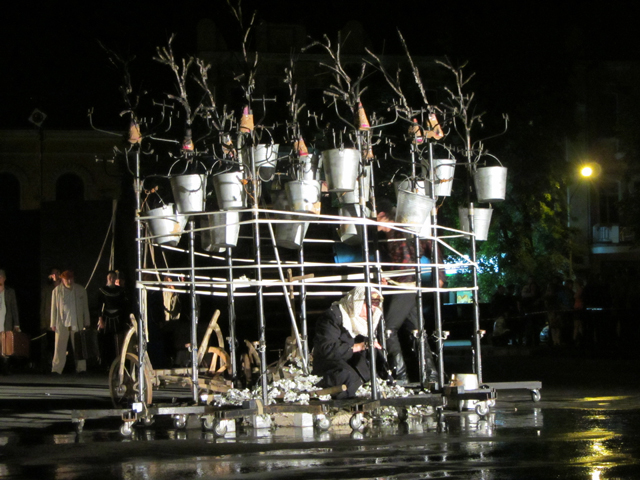 Львів’яни показують «Вишневий сад» за А. Чеховим на Театральній площі в Полтаві