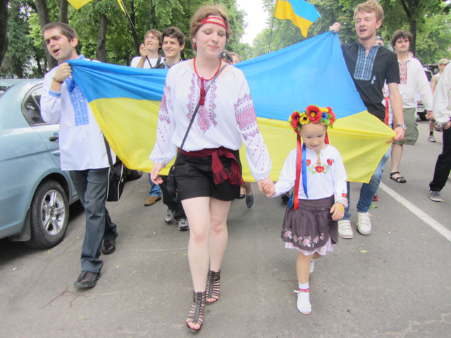 «Не стидайся: то твоя земля,
Не стидайся – то Україна!
Добре там, де є нас нема.
Стань для батька нормальним сином!»
