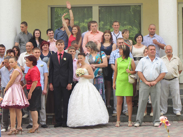 Учасники Мегамаршу привітали наречених з весіллям