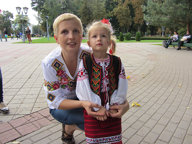 Маленька українка з мамою