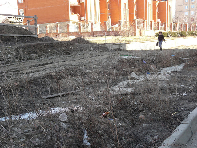 Прибудинкова територія сумської «Казки», березень 2010 року