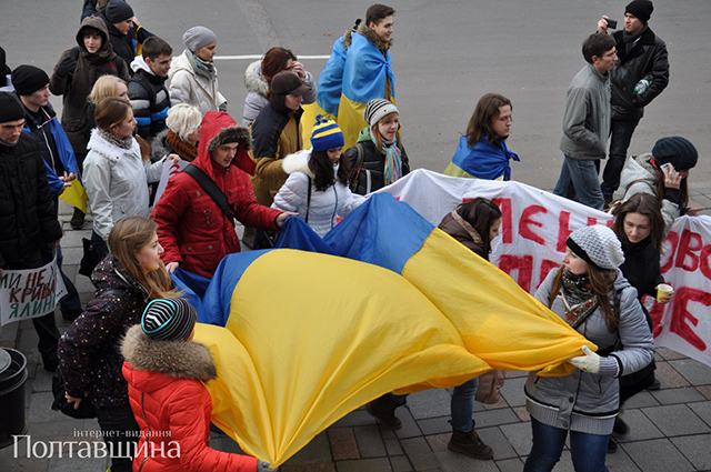 Студенти несуть Прапор України