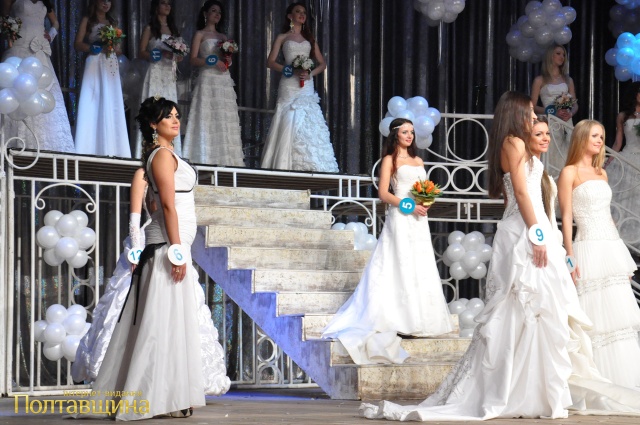 Учасниці конкурсу «Красуня Полтави» у весільних сукнях