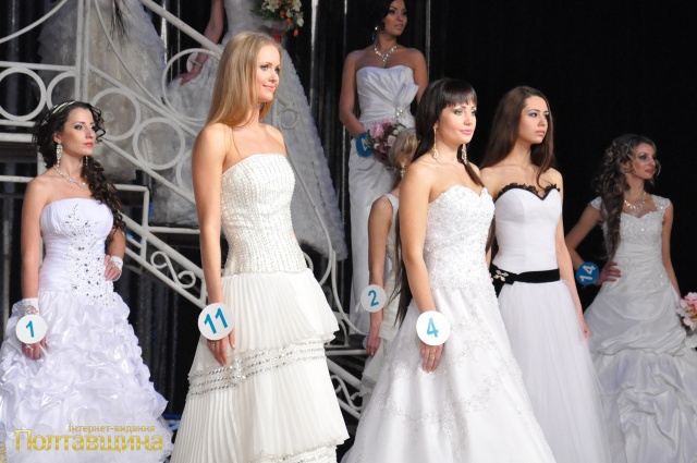 Учасниці конкурсу у весільних сукнях