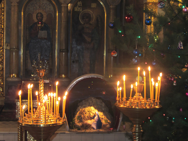 Різдвяний вертеп у сяйві свічок