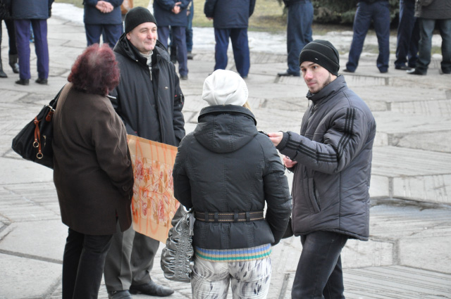 Пока участники «Антимайдана» не разошлись, журналист «Полтавщины» пытается взять у них интервью.