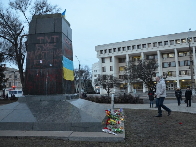 2014.02.23. Постамент пам’ятника Леніну у Полтаві