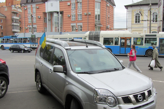 На кросовері Nissan X-Trail по нашим дорогам пересуватися зручніше, проте він також їздить з українським прапором