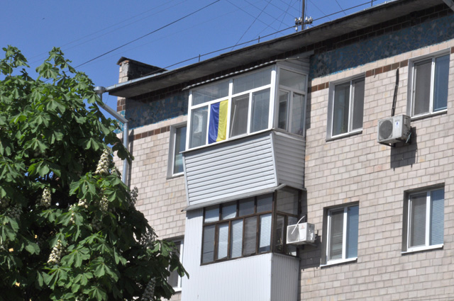 Український прапор добре видно полтавцям, які прогулюються каштановою алеєю біля площі Зигіна