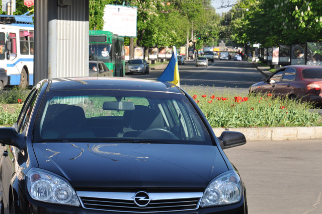 Полтавські водії часто прикрашають своє авто прапором України