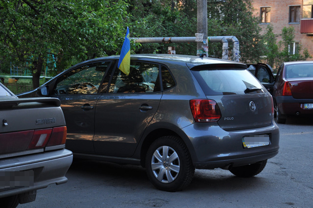Авто з київськими номерами припарковане у полтавських дворах