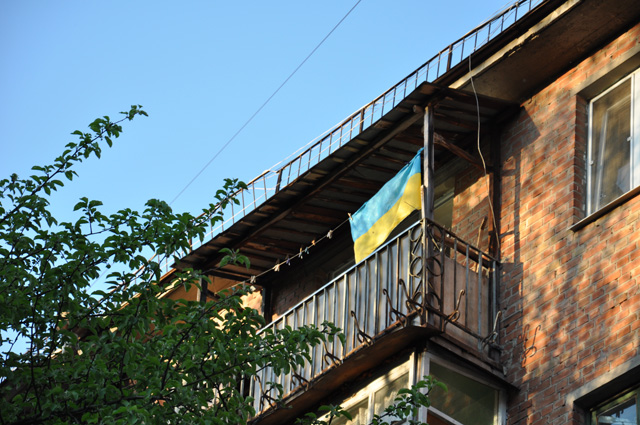 Прапор на балконі, що виходить у двір на Подолі