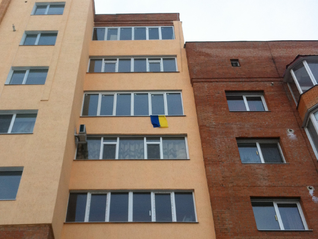 Вул. Уютна, 15. Тут прапор висить ще часів Євромайдану.