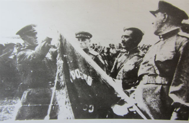 Прикріплення ордена до прапора 97-ї полтавської стрілкової дивізії, вересень, 1943 р.