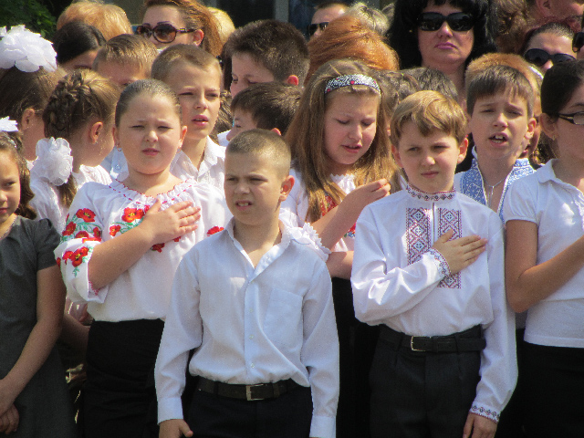 Гімназія №6: ... і найменші вихованці гімназії під час виконання гімну України