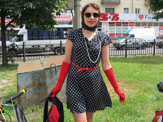 Наталия нашла платье в горошек, воспользовавшись выбором в магазинах «секнод-хенд»