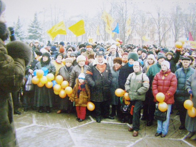 Події Помаранчевої революції. Учасники мітингу біля будинку Полтавської обласної державної адміністрації. 02 грудня 2004.