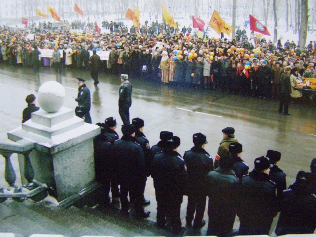 Події Помаранчевої революції. Учасники мітингу біля будинку Полтавської обласної ради. 02 грудня 2004