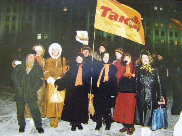 Події Помаранчевої революції. Група полтавців в очікуванні автопробігу «Дружба». 23 грудня 2004