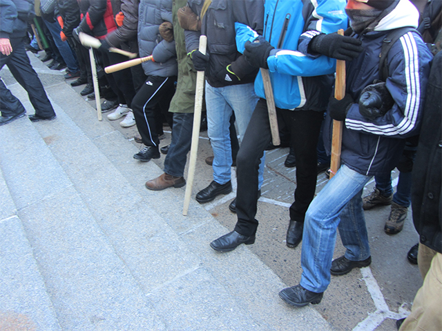 Озброєні палками мітингувальники стоять перед ширенгою міліції, що захищає Полтавську ОДА. 25 січня 2014 рік