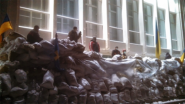 Збудована барикада. Біля Полтавської ОДА. 25 січня 2014 рік