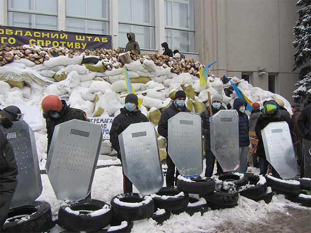 Народна самооборона перед барикадою. 9 лютого 2014 рік