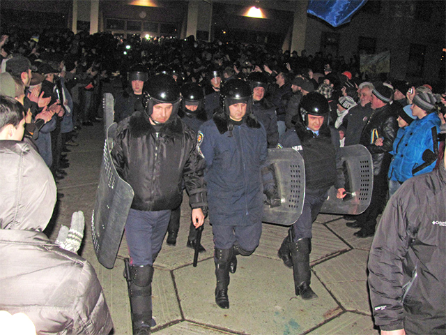 Правоохоронці покидають будівлю Полтавської ОДА та переходять на бік народу. 20 лютого 2014 рік