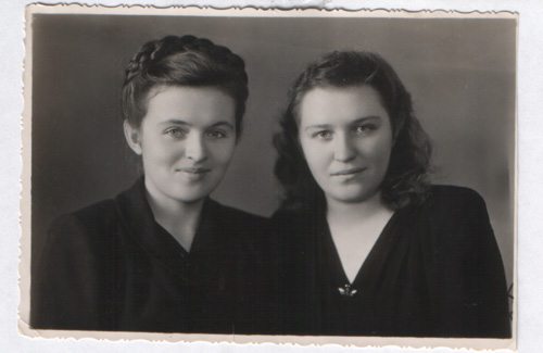 Янина Яценко (слева) в молодости