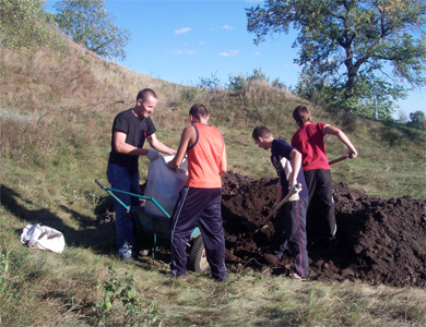 Волонтери трьома вантажівками засипали ями, залишені «чорними археологами»