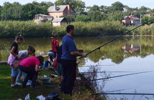 Полтавские школьники попробовали себя в качестве рыболовов