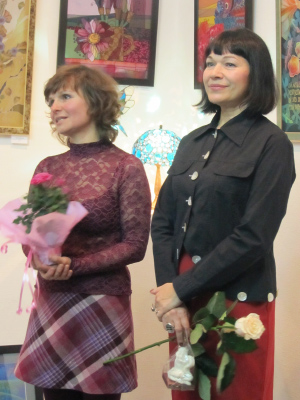 Лариса Лукаш (праворуч) на відкритті виставки