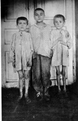 Діти, доведені голодом до злочинства (м. Катеринослав): хлопець справа убив 8-річного товариша, щоб забрати у нього 4 фунти хліба (1 фунт = 0,4 кг)