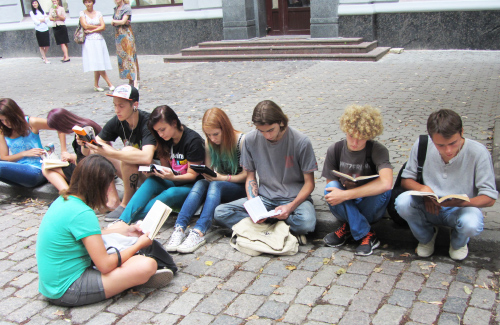 Перфоманс у Полтаві: люди просто неба 33 хвилини читали книги