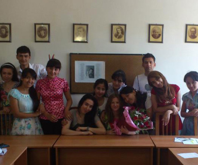 Моника Лотош со студентами в Узбекистане