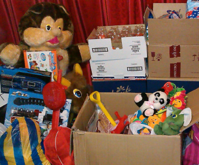 Волонтери Дід Мороз та Снігуронька подарували дітям іграшки