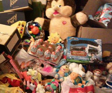 Волонтери Дід Мороз та Снігуронька подарували дітям іграшки