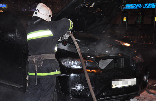 Пожарные тушат моторный отсек BMW X6