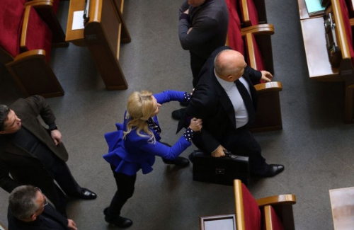 Депутата КПУ затримує опозиція під час втечі з залу Верховної Ради