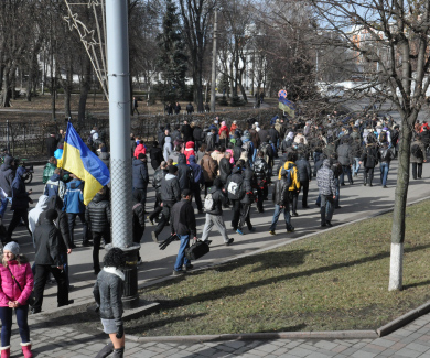 Колона протестующих двинулась в сторону педагогического университета