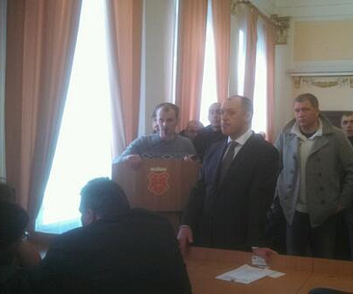Роман Чабановський закликає всіх, окрім депутатів, покинути залу.